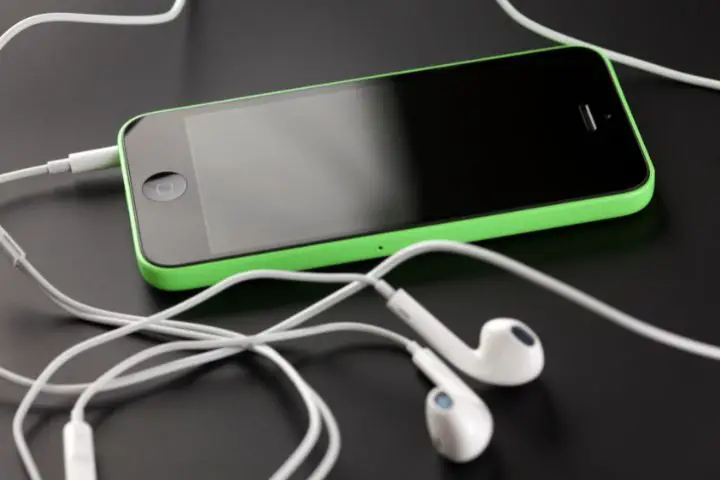 Can You Take Broken Headphones To Apple