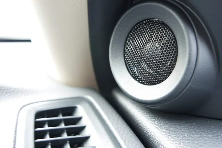 How To Turn On Back Speakers In A Car